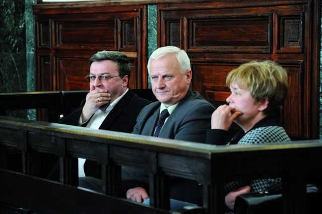 Wczorajszego wyroku wysłuchali oskarżeni (od lewej): Krzysztof Sawicki, Janusz Ostrowski i Bożena Zawadzka. Na sali zabrakło Marka KozłowskiegoL.
