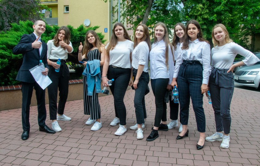Uczniowie tarnobrzeskiej "trójki" po egzaminie ósmoklasisty...