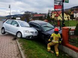 Dziwny wypadek pod Krynicą. Po zderzeniu dwa rozbite auta uderzyły w murowany płot