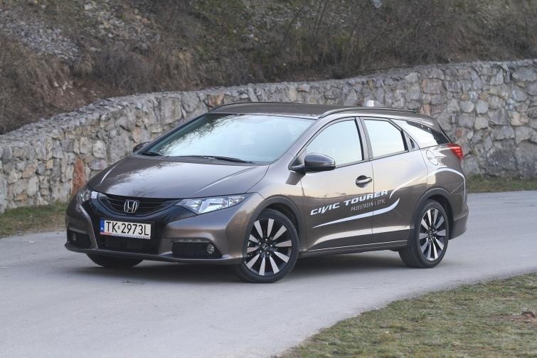 Testujemy: Honda Civic Tourer 1.8i-VTEC – kombi na sportowo...