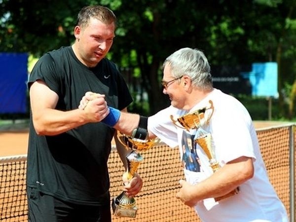 Marek Zdrojkowski i Waldemar Rępa składają sobie gratulacje