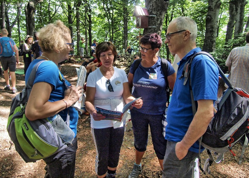 Odkryj Beskid Wyspowy. W sobotni wieczór wspięli się na Luboń Wielki, a w niedzielny poranek pokonali Grodzisko