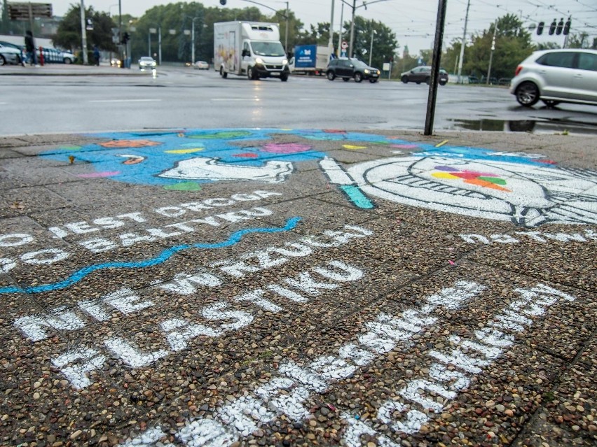 Gdańsk pokolorował swoje wypusty uliczne. Mają przypominać o problemie zanieczyszczenia deszczówki plastikowymi odpadami