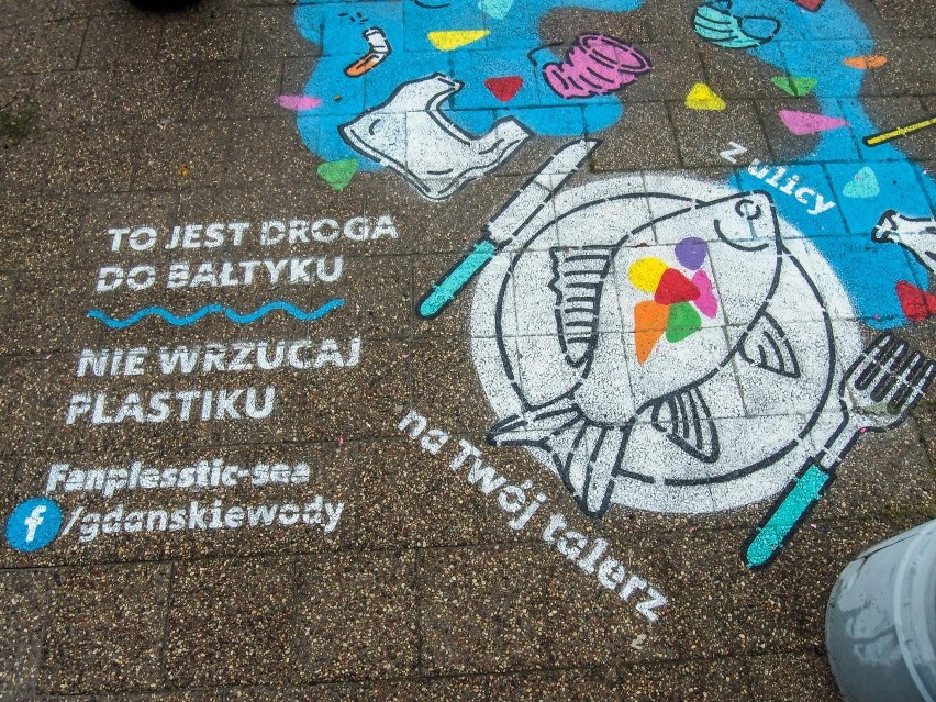 Gdańsk pokolorował swoje wypusty uliczne. Mają przypominać o problemie zanieczyszczenia deszczówki plastikowymi odpadami