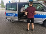Policjant z Chorzowa złapał pijanego kierowcę. Poczuł od niego alkohol. "Nim wsiadł na motorower, otworzył butelkę i wypił"