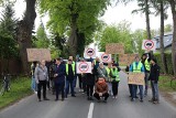 Mieszkańcy Załęża mają dość TIR-ów i dlatego zaprotestowali. Mają tylko dwa proste postulaty [ZDJĘCIA]