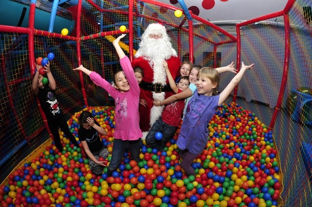 Święty Mikołaj już jest w Radomiu i zajmuje się dziećmi w centrum zabawy już od rana.