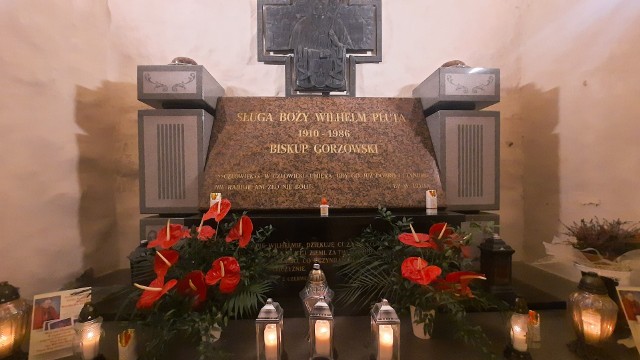 Bp Wilhelm Pluta pochowany jest w kruchcie gorzowskiej katedry.