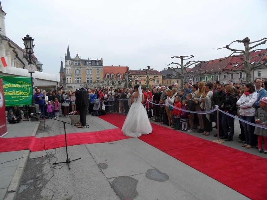 Pokaz mody ślubnej na rynku w Pszczynie [ZDJĘCIA]