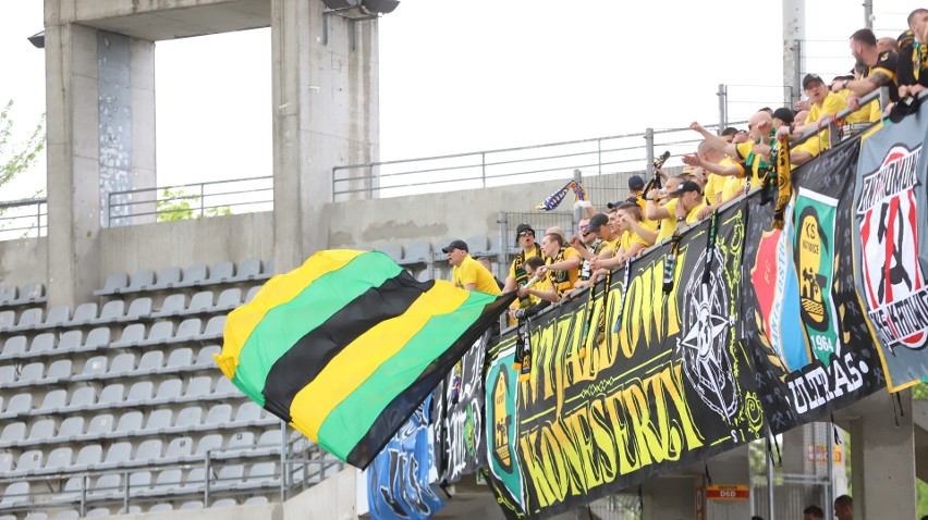 Kilkuset kibiców GKS Katowice dopingowało swój zespół w meczu z Koroną Kielce na Suzuki Arenie. Zobaczcie zdjęcia