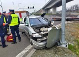 Wypadek dwóch aut przy obwodnicy Wrocławia. Kobieta jadąca oplem z dwójką dzieci wjechała w latarnię [ZDJĘCIA]