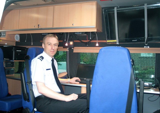 W samochodzie można korzystać z komputera i łączy internetowych &#8211; mówi Tomasz Maluszczak, zastępca naczelnika sztabu mazowieckiej komendy.