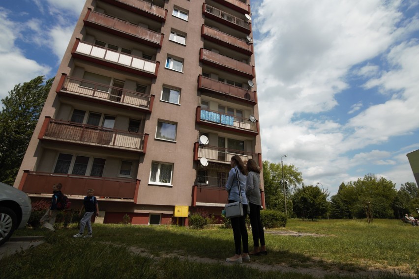 15-letnia gimnazjalistka wypadła z balkonu w Bytomiu. Ta tragedia wstrząsnęła Szombierkami USTALENIA