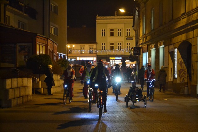 Mikołaje na rowerach w Rybniku jeździli po Bulwarach Nacyny i całym mieście