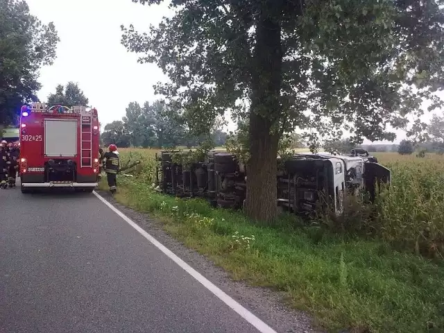 Po zderzeniu iveco wylądowało w rowie.