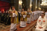 Msza Krzyżma w Bazylice Katedralnej w Kielcach. Byli biskupi i kilkuset księży z diecezji kieleckiej. Odnowili przyrzeczenia kapłańskie 