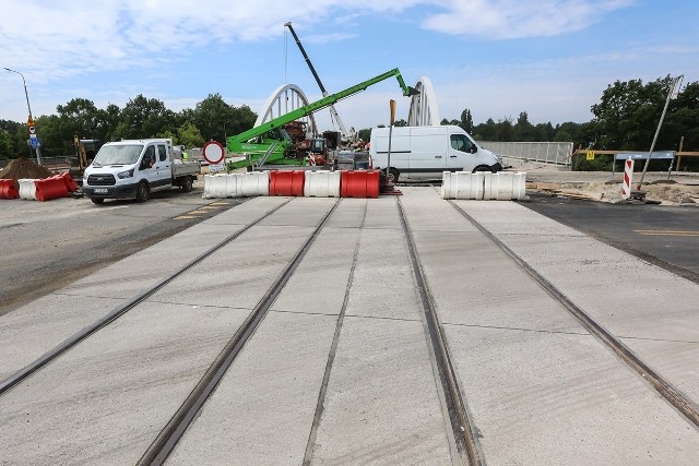 Docelowo na mostach Chrobrego ma pojawić się ok. 330 metrów torowiska tramwajowego, części przyszłej trasy tramwajowej na Swojczyce. Wykonawca położył już pierwsze kilkadziesiąt metrów.