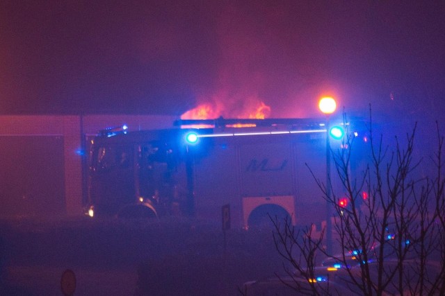 Chwilę przed północą zapaliła się wiata śmietnikowa między garażami a blokiem przy Kotarbińskiego 3 w Słupsku.