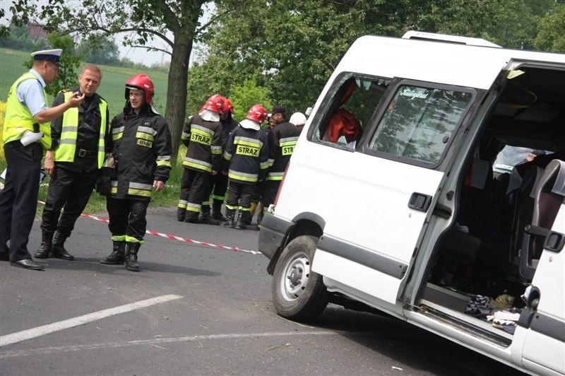 Bus z dziecmi z Wegier mial wypadek kolo Namyslowa. 13 osób...