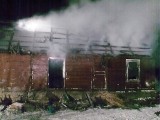 Pożar: Spalony drewniany dom. Tam mieszkała rodzina z malutkim dzieckiem. (zdjęcia)