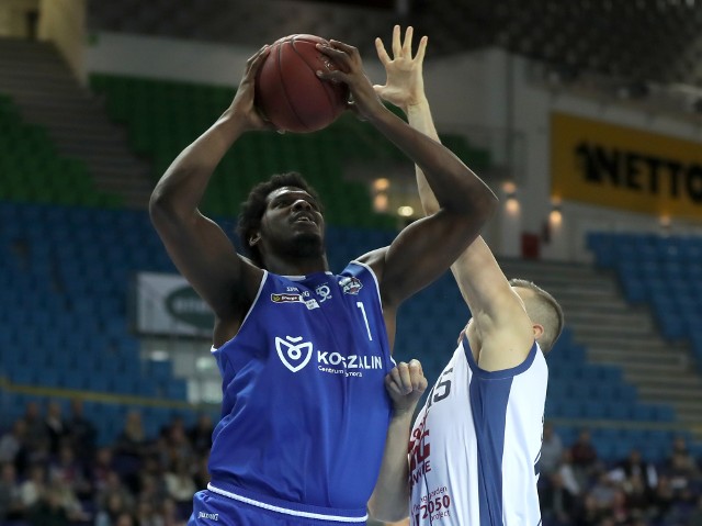 W pierwszym tegorocznym występie, AZS Koszalin doznał wyjazdowej porażki w Szczecinie w meczu 13. kolejki Energa Basket Ligi. AZS nadal pozostaje bez wygranej na wyjeździe (bilans 0-7). Do wyłonienia zwycięzcy w Netto Arenie potrzebna była dogrywka. Przypomnijmy, że w niedzielę AZS identycznym wynikiem 99:94 - i również po dogrywce - pokonał Miasto Szkła Krosno.Lepiej  spotkanie rozpoczęli gospodarze, od trafienia zza łuku Jakuba Schenka. AZS miał na początku problemy z trafieniem do kosza. Do 5. min wykorzystał tylko 1. na 7. prób. Później Akademicy odblokowali się. Od trójki Krzysztofa Jakóbczyka rozpoczęła serię 10:0 na 20:15 w 10. min. Skończyło się na 22:20 na koniec kwarty, a aż 15 pkt dla AZS zdobyli rezerwowi.Do gości należał też początek II kw. Z dystansu trafiali Jacek Jarecki i Jakóbczyk, w efekcie przewaga urosła do 8 pkt (12.). Tym razem to gospodarze mieli problemy z wykończeniem akcji. Przez 7. min tej odsłony King trafił zaledwie raz na 10 prób. Akademicy wykorzystali to, powiększając przewagę do najwyższych w meczu 12 pkt (17. - 40:28). Niestety, w końcówce popełnili kilka strat (w całym meczu aż 18, przy 11 Kinga) i roztrwonili połową z tego dorobku.  Kiepską serię notowali po zmianie stron. Mimo, że pierwszy trafił Drew Brandon, to po niespełna 3. min było 47:47, a w statystykach AZS pojawiły się kolejne 3 straty. Do 29. min wynik oscylował wokół remisu. Później nastąpił kolejny zryw gości. Końcówkę kwarty AZS wygrał 9:3 (m.in. 3 i 2 pkt Dragoslava Papicia) i na IV kwartę wyszedł z zaliczką 4 pkt.Akademicy świetnie też rozpoczęli ostatnie 10. min. Dzięki skutecznym akcjom Grzegorza Surmacza odskoczyli na 11 oczek (81:70). Trener gospodarzy poprosił o przerwę, po której jego zespół wrócił do gry. W końcówce AZS nie wykorzystał kilku szans i  tylko 2 z 4 wolnych. Remis i dogrywkę zapewniła Kingowi akcja 2+1 Martynasa Sajusa.W dodatkowym czasie wynik otworzył Surmacz. Było to zarazem ostatnie trafienie z gry AZS. Od akcji 2+1 najlepszego na parkiecie Jogeli inicjatywę przejął King, dochodząc do 4-punktowej przewagi (95:91). AZS odrabiał straty z wolnych i doszedł na 1 pkt, jednak King nie dał sobie wyrwać wygranej. Dodajmy, że w dogrywce limit fauli wypełnili Brandon i Kucharek.King Szczecin - AZS Koszalin 99:94 (20:22, 19:23, 29:27, 19:15, d. 12:7)King: Jogela 26 (4x3, 4 zb., 4 as.), Sajus 17 (13 zb., 3 str., 2 bl.), Schenk 14 (2x3, 9 as., 5 prze., 4 zb.), Kikowski 12 (2x3, 3 zb.), Diduszko 3 (1x3, 3 str.) - Paulikenas 12 (1x3, 6 zb.), McKee 10 (2x3), Bartosz 5 (5 zb.), Wilczek 0.AZS: Brandon 16 (6 zb., 4 as., 4 str.), Surmacz 9 (1x3, 4 zb., 3 as.), Jarecki 7 (1x3), Tejić 6 (3 zb.), Bochno 2 (4 str.) - Kucharek 18 (3x3, 6 zb.), Walters 13 (5 zb.), Jakóbczyk 11 (2x3), Papić 11 (2x3, 3 zb.), Zywert 1 (5 zb.), Czujkowski 0.Zobacz także AZS Koszalin - Anwil Włocławek 76:91