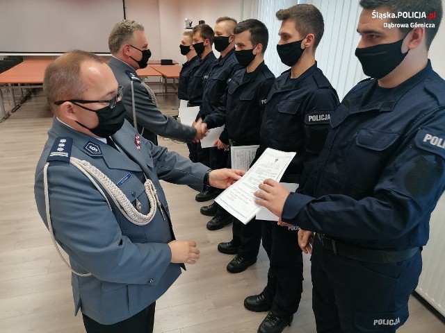 Sześciu nowych policjantów złożyło ślubowanie. Zasilą szeregi dąbrowskiej KMP. Zobacz kolejne zdjęcia/plansze. Przesuwaj zdjęcia w prawo - naciśnij strzałkę lub przycisk NASTĘPNE