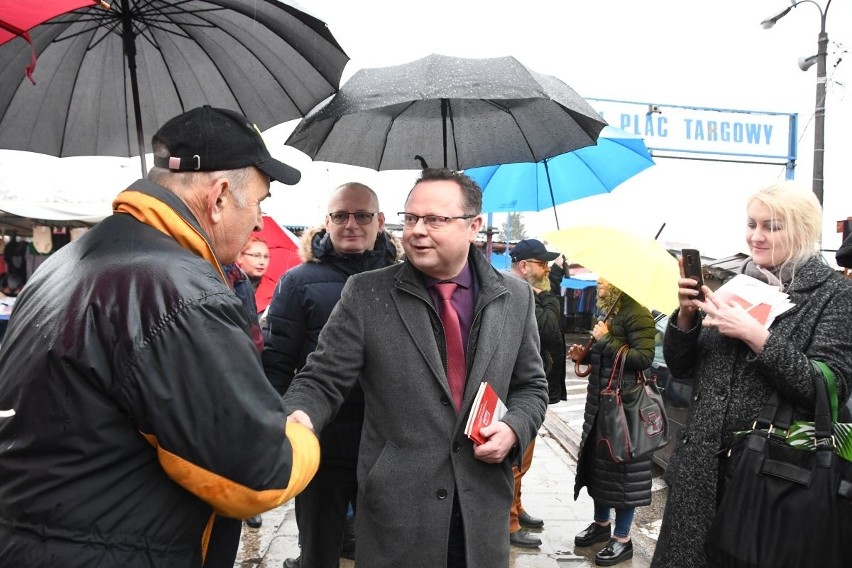 Poseł Andrzej Szejna wywołał wielkie emocje na bazarach w Kielcach. Chciał rozdawać konstytucję, został zwyzywany (ZDJĘCIA, WIDEO)