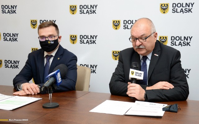 O środkach przeznaczonych na zajęcia pozalekcyjne mówili: Cezary Przybylski, marszałek i Marcin Krzyżanowski, wicemarszałek województwa dolnośląskiego.