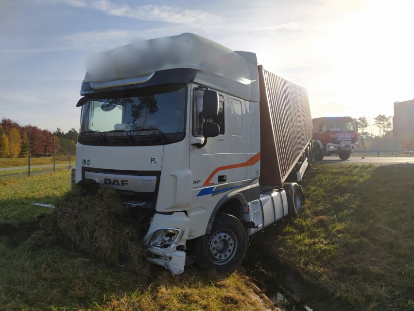 Ciężarówka przewożąca kontener na wysokości Łętowic zjechała...