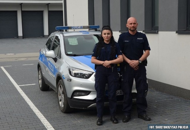 Z pomocą mężczyźnie przyszli starsi sierżanci Justyna Bakowska i Tomasz Macuga z Komendy Powiatowej Policji w Kazimierzy Wielkiej
