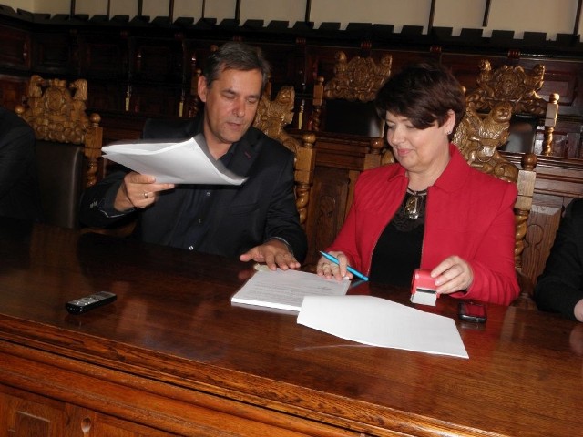 Umowę podpisują Małgorzata Kaczmarek i burmistrz Arseniusz Finster