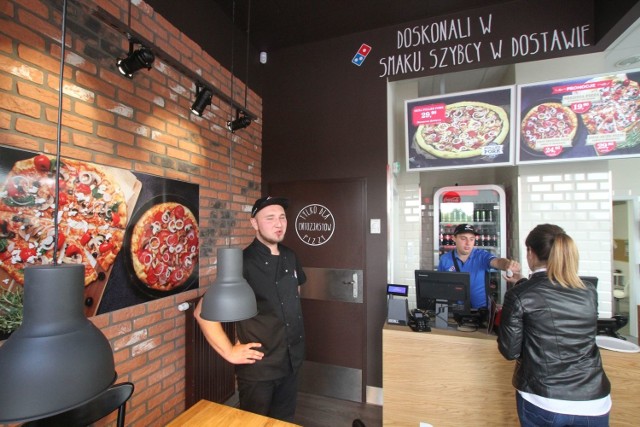 Domino’s Pizza działa przy Wapiennikowej 14 w Kielcach. Można zjeść w lokalu, choć pizzeria nastawiona jest głównie na dostawę.