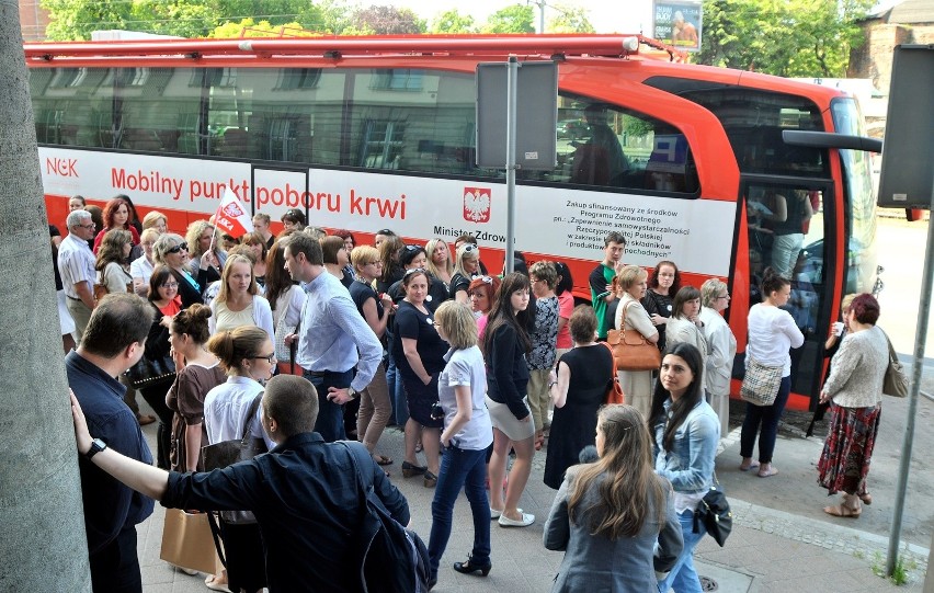 Mobilne punkty poboru krwi często pojawiają się na ulicach...