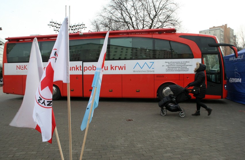 Mobilne punkty poboru krwi często pojawiają się na ulicach...