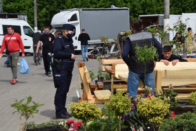 Wiele osób postanowiło spędzić sobotni poranek, 22 maja na giełdzie w Sandomierzu. Większość klientów robiła zakupy na świeżym powietrzu bez maseczek na twarzach, jedynie pilnująca bezpieczeństwa policja, miała zakryte usta i nos. Jeżeli chodzi asortyment, to był naprawdę pokaźny, sprzedawcy oferowali odzież, obuwie, warzywa i owoce, furorę robiły truskawki, kosztujące, póki co, aż 15 złotych za koszyczek. >>>Więcej zdjęć na kolejnych slajdach