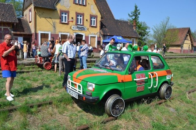 Każdy chciał się przejechać popularnym kiedyś "maluchem&#8221; po szynach, który dojechał aż z Mogilna.