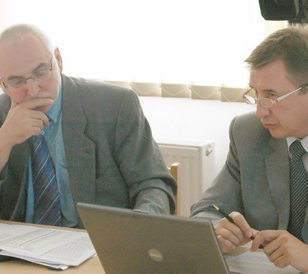 Okręgowy inspektor pracy Franciszek Grześkowiak i jego zastępca Andrzej Machnowski prezentują alarmujące wyniki kontroli PIP przeprowadzone na lubuskich budowach