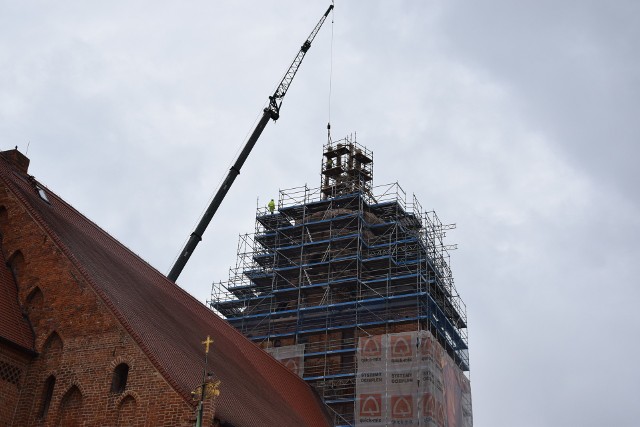 W poniedziałek 19 sierpnia rozpoczął się montaż hełmu na wieży katedry w Gorzowie. Na razie montowany jest szkielet (pomaga w tym 70-metrowy dźwig, który stanął przy katedrze). Składa się on z ośmiu drewnianych części. Następnie zostaną one obite deskami. – Te prace powinny zająć trzy tygodnie – mówi GL Maciej Jakuboszczak z konsorcjum Campanile, które przeprowadza remont katedry po pożarze. Przypomnijmy: doszło do niego 1 lipca 2017 r. Po obiciu szkieletu kopuły deskami nastąpi nałożenie papy. A kiedy pojawi się miedziane obicie? – Powinno być jeszcze w tym roku – mówi M. Jakuboszczak.Wierni będą mogli wrócić do katedry prawdopodobnie na święta Bożego Narodzenia. Pierwszą mszą świętą po pożarze ma być Pasterka.ZOBACZ FILM - PRZYGOTOWANIA DO OSADZENIA KOPUŁY W KATEDRZE