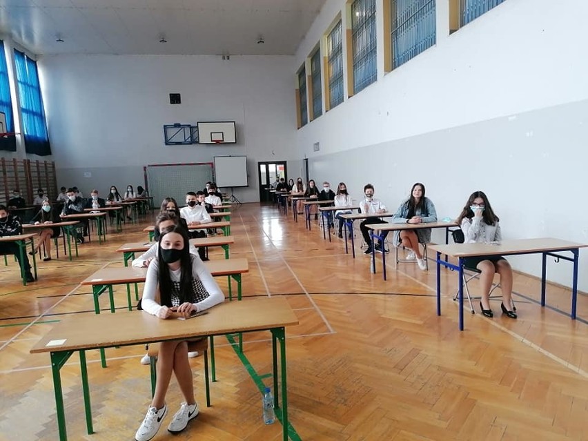 Próbny egzamin ósmoklasisty 2021 z matematyki w powiecie opatowskim. Tak uczniowie zmagali się z królową nauk [ZDJĘCIA]
