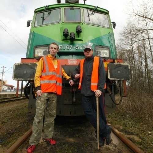 Łukasz i Maciej podkreślają, że Świnoujście jest idealnym miejscem na zainteresowanie się koleją. Tutaj jest końcowa stacja. Tory biegną po wyspie. Towar prosto z pociągów ładowany jest na promy. To dla nich miejsce magiczne i pełne niespotykanych urządzeń, jak pięcioramienna zwrotnica czy pierwsza w Polsce wywrotnica wagonów.