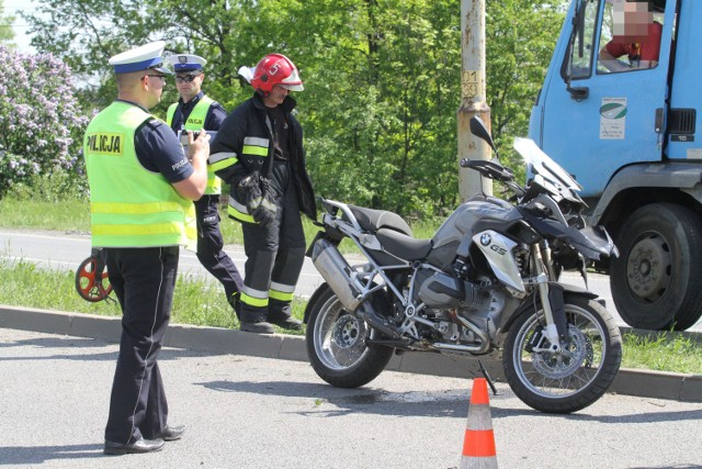 Wypadek na krajowej "dziesiątce" w okolicach Czernikowa. Motocyklista przewrócił się i złamał nogę.