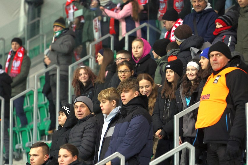 Kibice na meczu Polska - Ukraina 1:0 w Lidze Narodów kobiet. Byłeś na stadionie w Stalowej Woli? Znajdź się na zdjęciach
