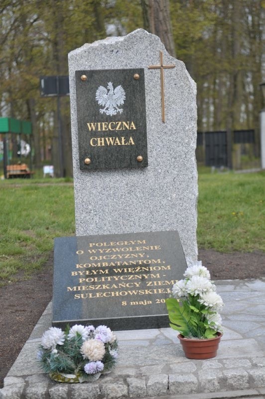 Na cmentarzu komunalnym obelisk czeka na odsłonięcie w dniu 8 maja