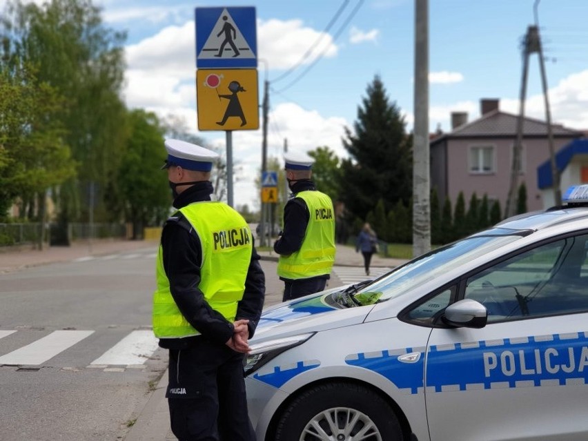 PIERWSZEŃSTWO PIESZYCH TAKŻE PRZED PRZEJŚCIEM...