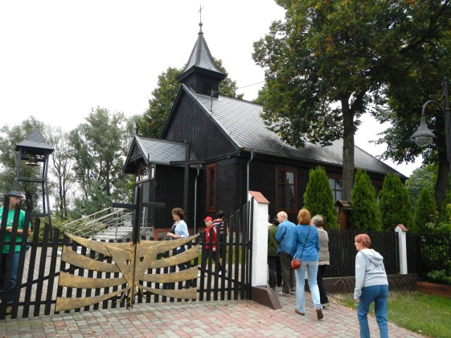 Turyści przed kościołem w Małej Nieszawce
