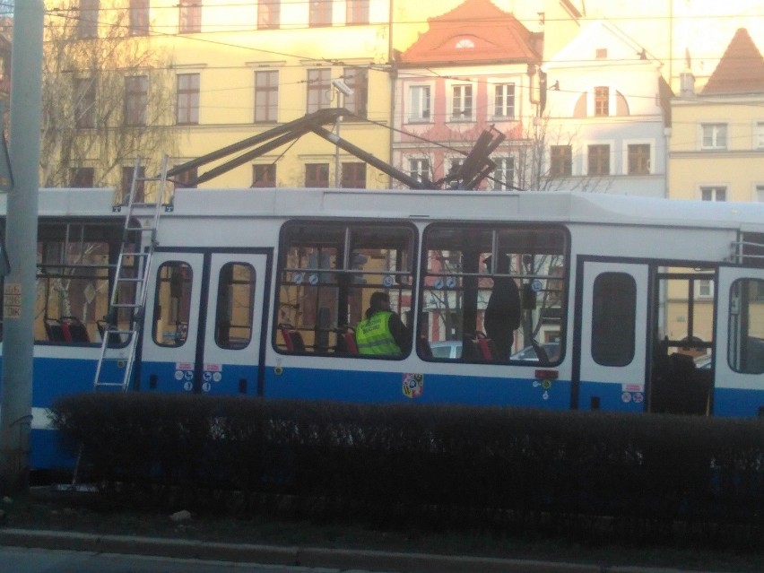 Złamany pantograf w tramwaju linii 15 na Kazimierza...