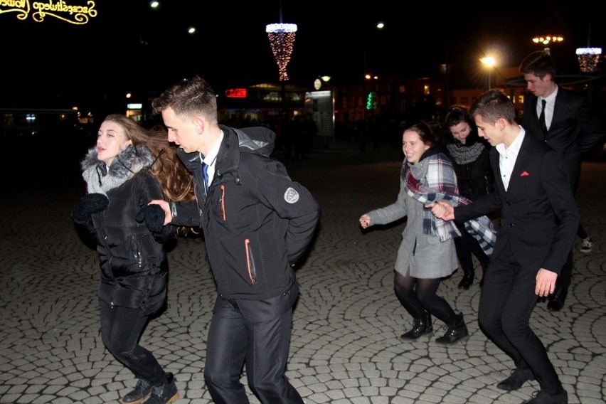 Maturzyści zatańczyli poloneza przed PKZ w Dąbrowie...