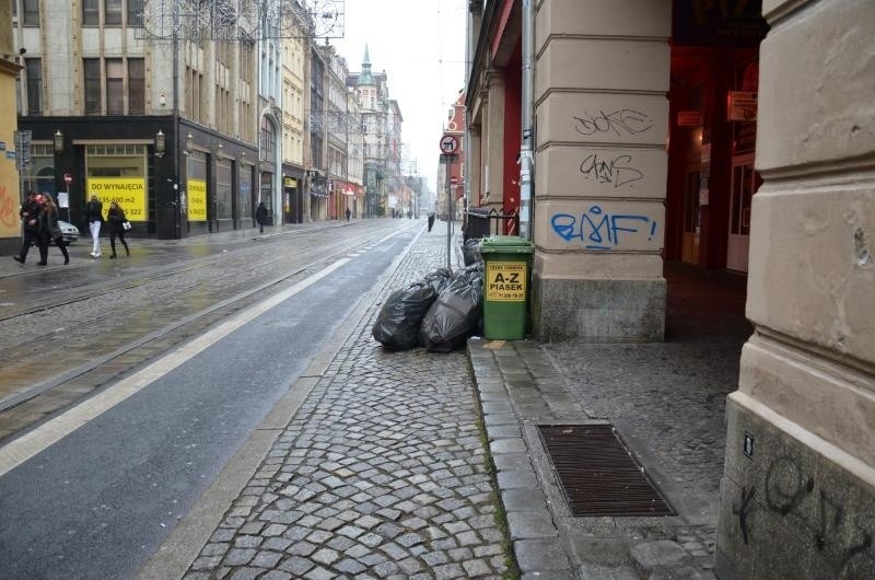 Sprzątali po sylwestrowej zabawie. Rynek czysty. Śmieci zalegały wokół (ZDJĘCIA)