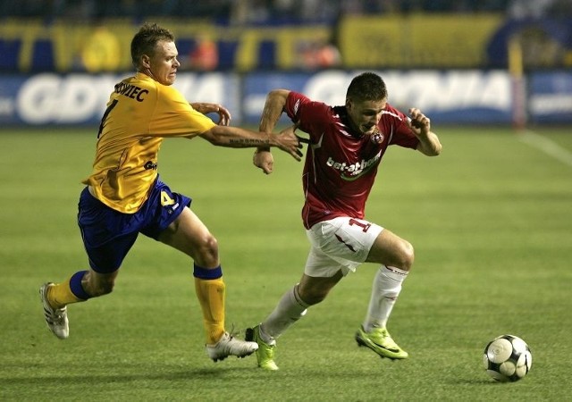 Zawodnik Arki Adrian Mrowiec (z lewej) próbuje zatrzymać Patryka Małeckiego z Wisły podczas meczu ekstraklasy. Wisła wygrała w Gdyni 1:0.