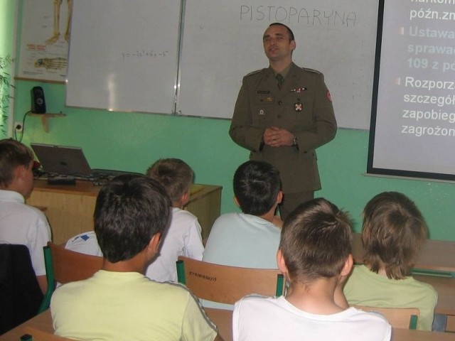 Z gorzycką młodzieżą spotkał się Wojciech Bulanowski z oddziału Żandarmerii Wojskowej w Nowej Dębie.